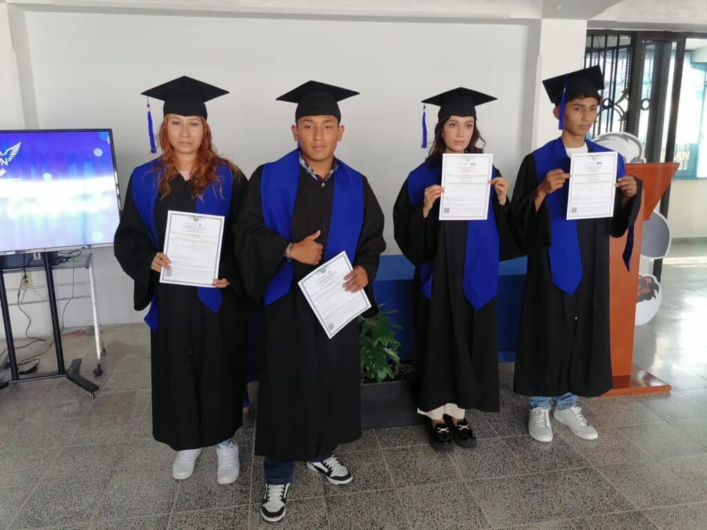 estudiantes recibiendo certificado de bachillerato